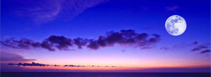 mare con luna al tramonto